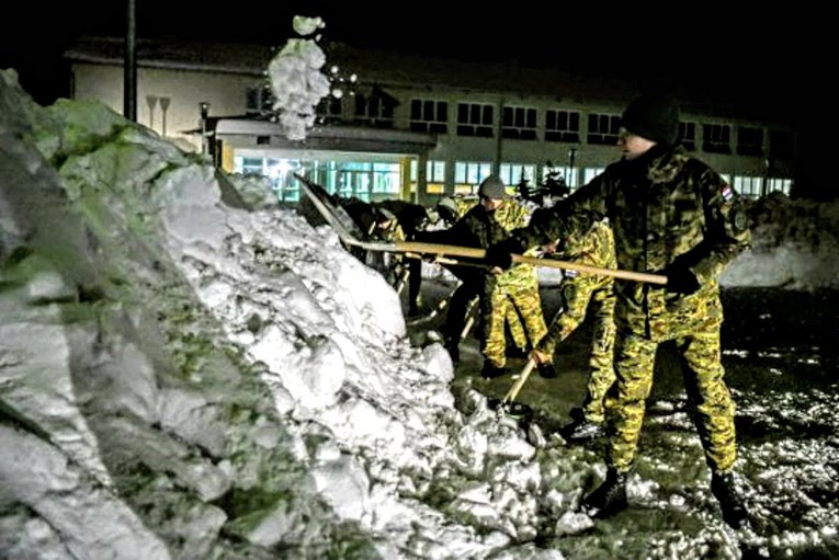 Snijeg paralizirao Hrvatsku, prevrnula se cisterna, kamioni pet dana zarobljeni na Grobniku